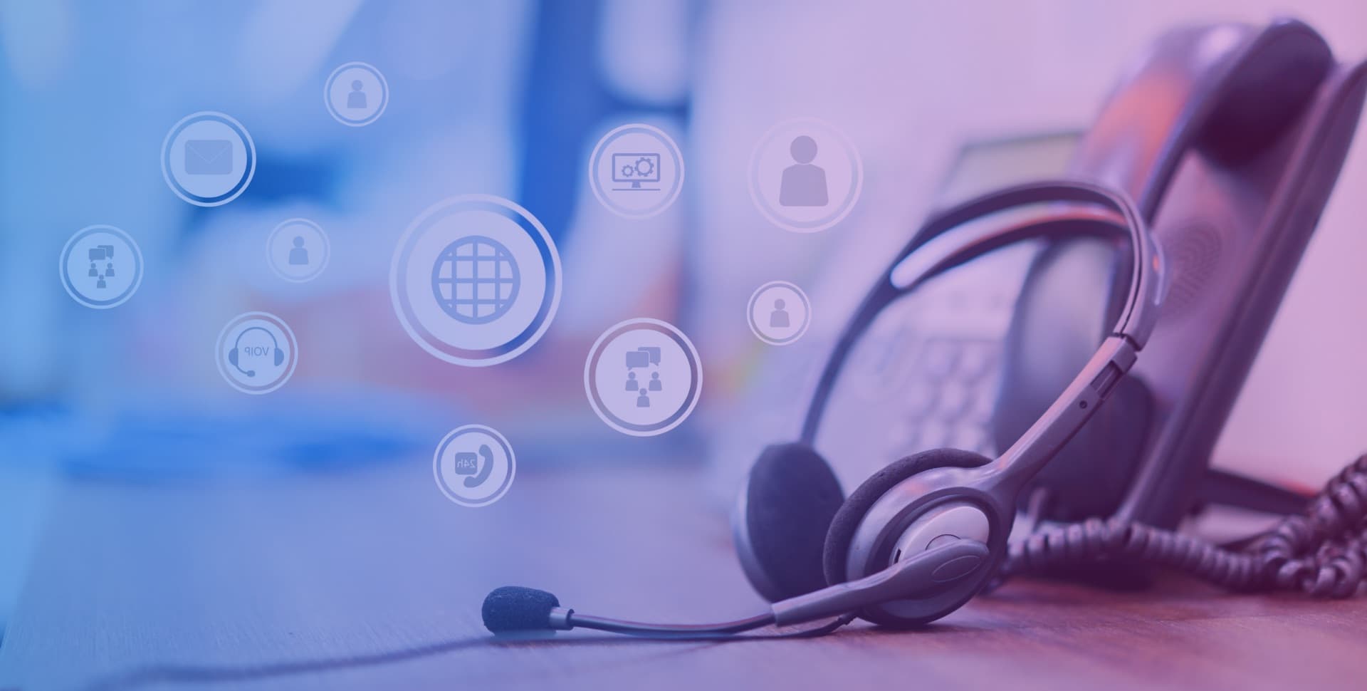 Manutenzione del centralino VoIP: telefono fisso e cuffia con microfono su scrivania di ufficio