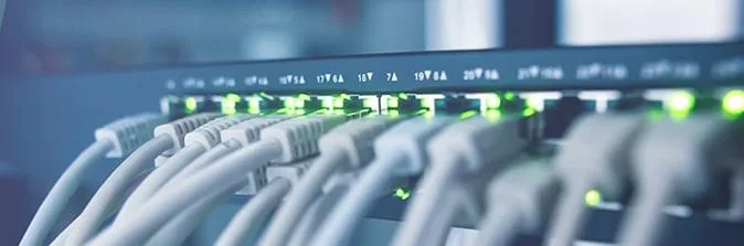 Patch panel con cavi di rete Cat 6A collegati, LED verdi accesi