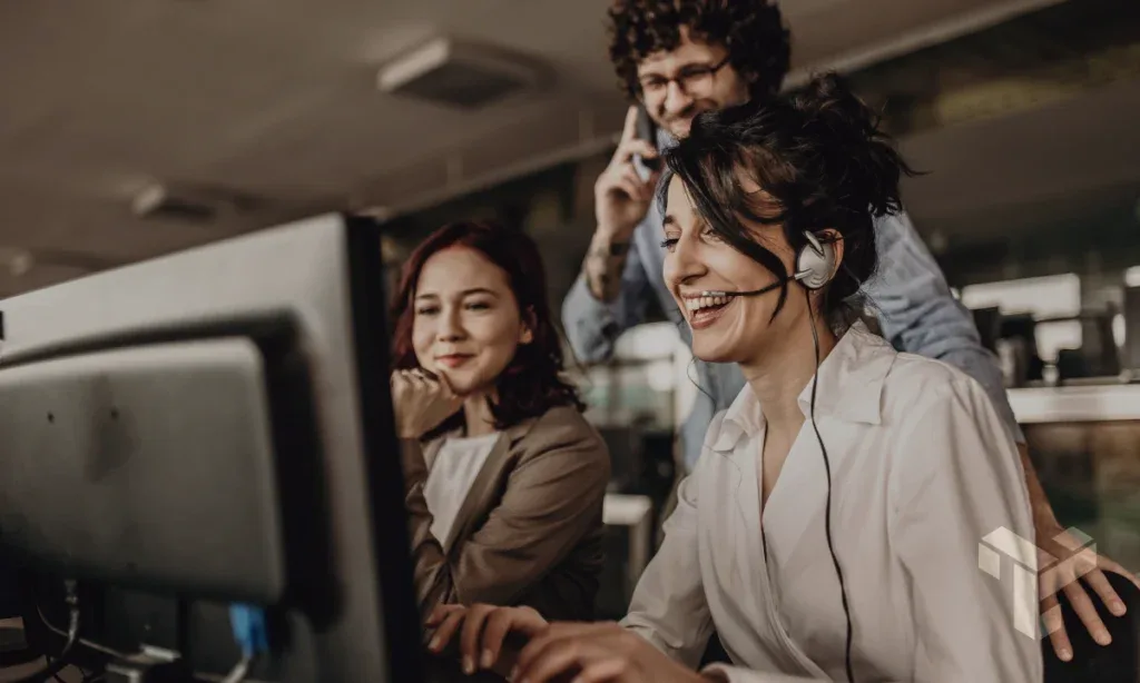 Team di supporto IT al lavoro per un servizio di outsourcing informatico