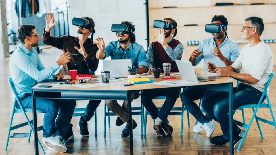 clienti che provano un'esperienza in VR
