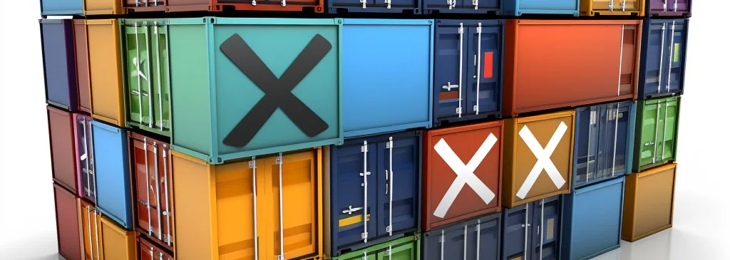 Container impilati di colori diversi, metafora della virtualizzazione a container