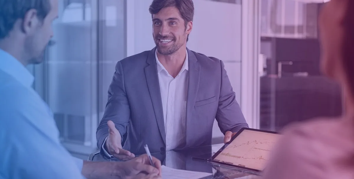 Consulente IT durante un incontro di consulenza con un cliente aziendale