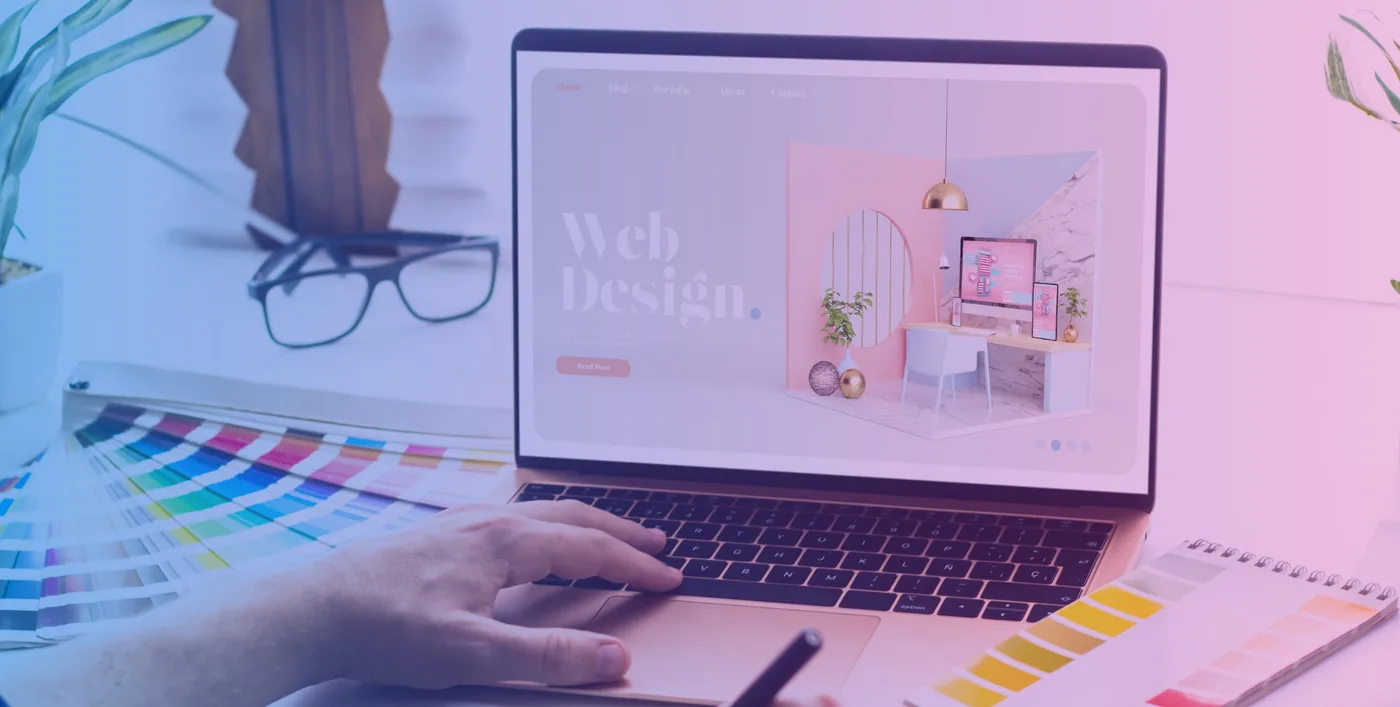 Progettazione grafica di un sito web su laptop, con palette colori e mockup UI