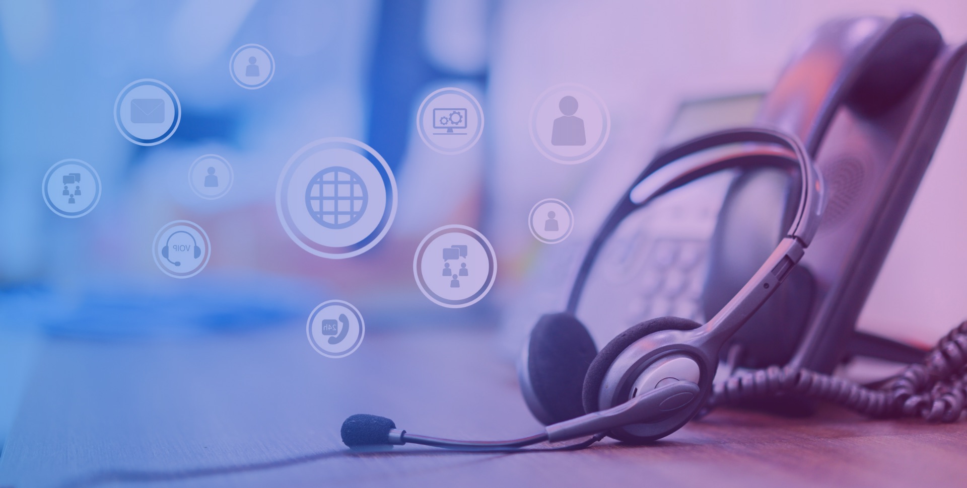 Manutenzione del centralino VoIP: telefono fisso e cuffia con microfono su scrivania di ufficio