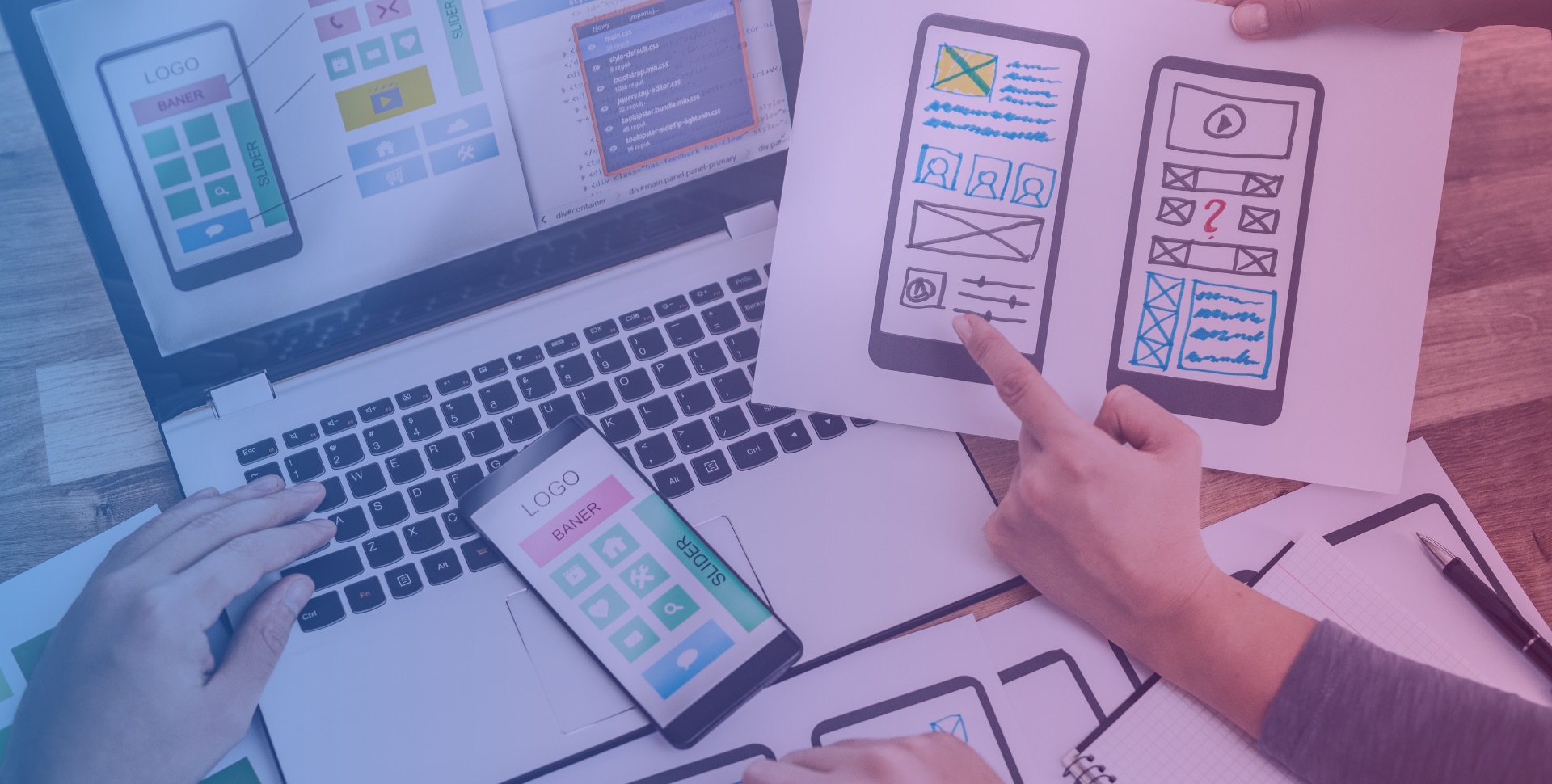 Wireframe e mockup di interfaccia mobile disegnati a mano, discussi da un team su un laptop