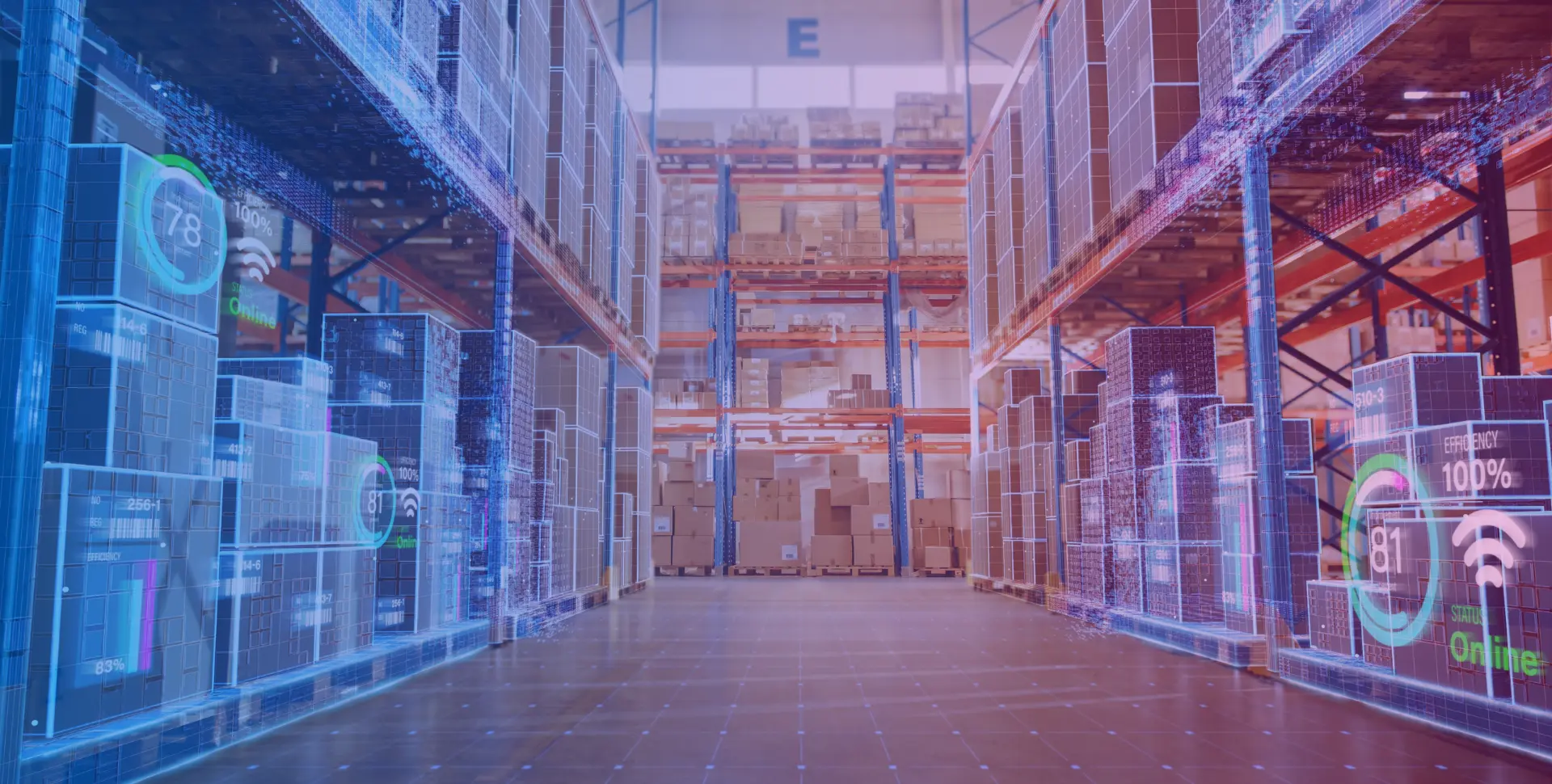 Corridoio di un magazzino logistico con scaffalature e overlay digitale di dati in tempo reale