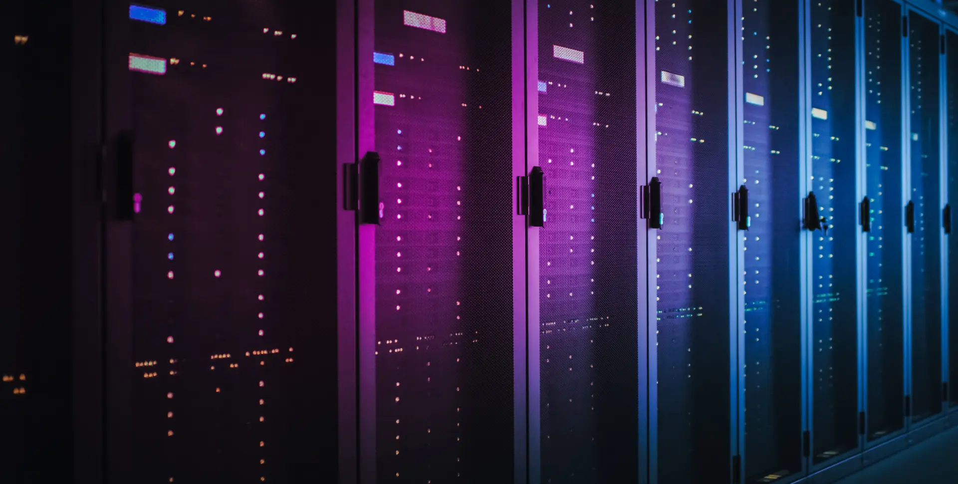 Corridoio di sala server con rack illuminati in tonalità blu e viola